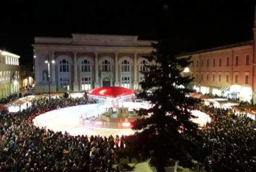 Si accende il Natale pesarese: giochi d’acqua e un albero da 80 mila luci