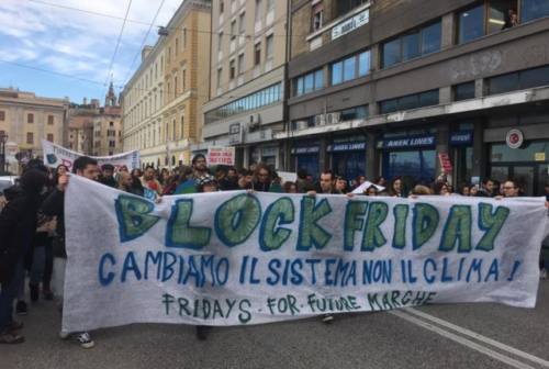 Quarto sciopero globale per il clima: ad Ancona il corteo dei “Block Friday” (VIDEO)