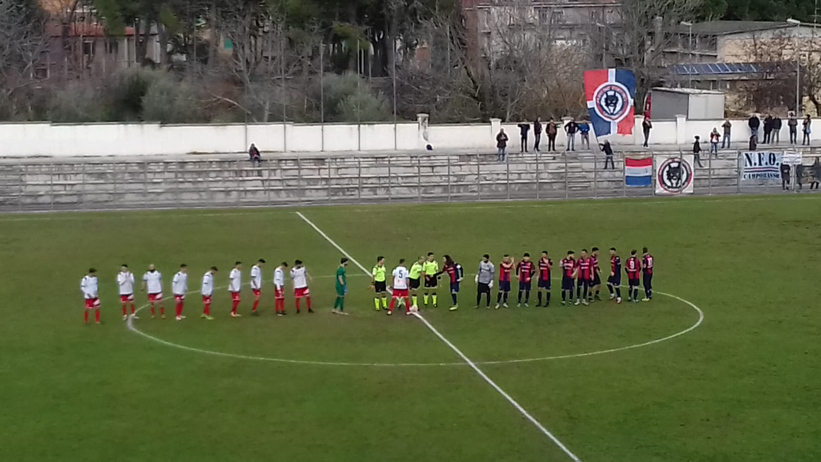 Le squadre in campo prima dell'inizio della gara