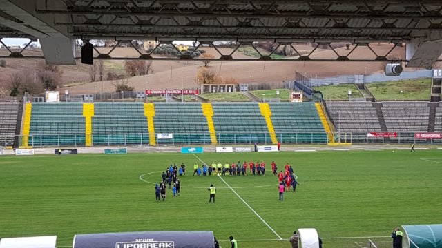 L'ingresso in campo delle squadre