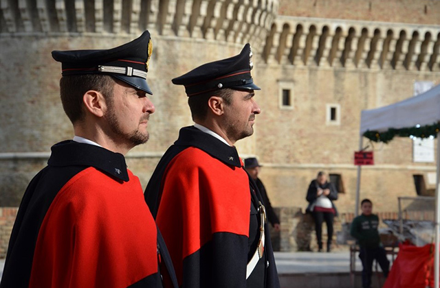 carabinieri in mantella e sciabola a Senigallia|carabinieri in mantella e sciabola a Senigallia