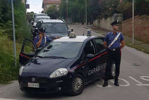 Arnesi da scasso e una marmitta rubata in macchina: i Carabinieri denunciano due uomini