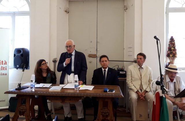 La chiusura dell'anno accademico dell'università degli adulti della Media Vallesina. In piedi il presidente Riccardo Ceccarelli