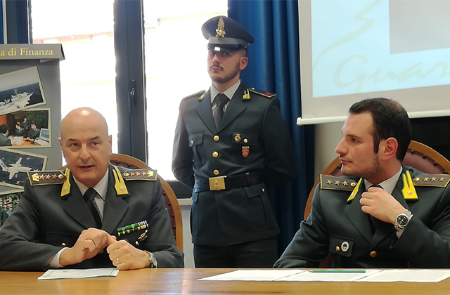 Da sinistra: il comandante provinciale della Guardia di Finanza colonnello Amedeo Gravina e il comandante della compagnia di Macerata capitano Emilio Fuscellaro