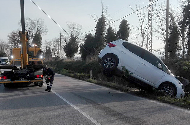 Il recupero dell'auto nel fossato a Osimo, dopo l'incidente
