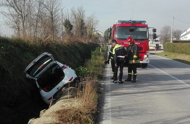 L'auto nel fossato a Osimo