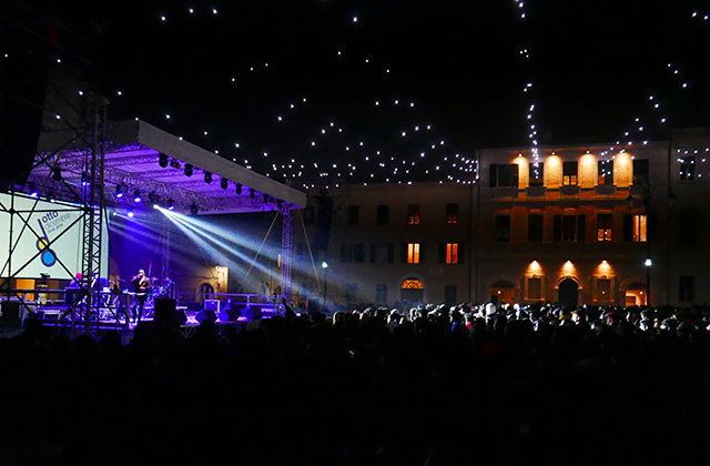 Il concerto in piazza Garibaldi a Senigallia che ha chiuso le iniziative di “L8 per il futuro” a un anno dalla tragedia alla Lanterna Azzurra di Corinaldo