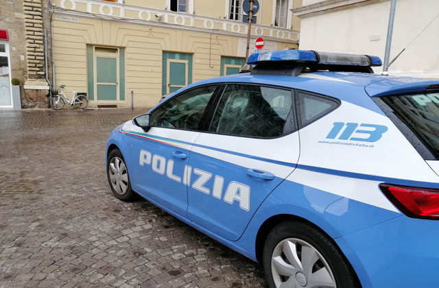 Un'auto della polizia