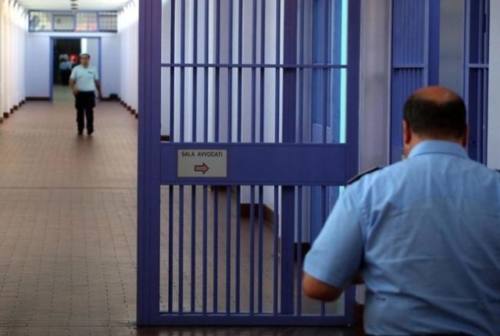 Pesaro, poliziotte penitenziarie salvano la vita a una detenuta