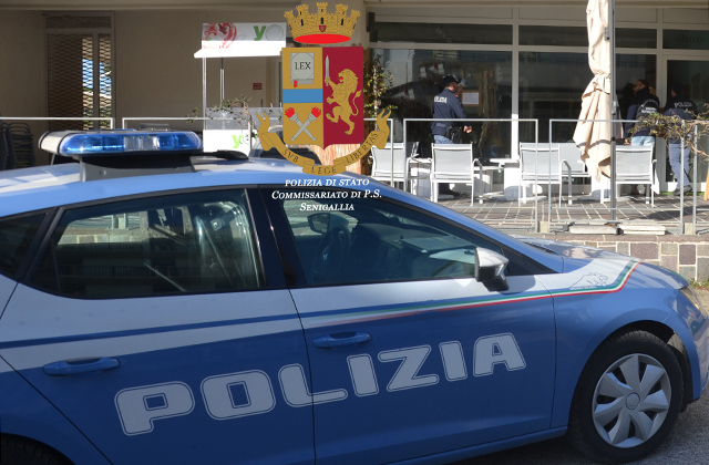 La Polizia di Senigallia davanti al negozio di cannabis light posto sotto sequestro