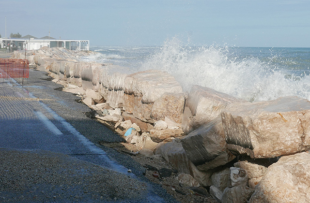 Le mareggiate sulla costa a Marina di Montemarciano