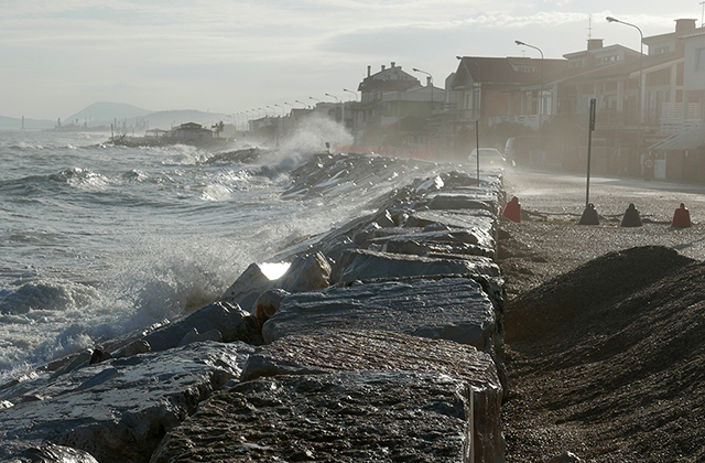 Le forti mareggiate sferzano il lungomare a Marina di Montemarciano, accentuando il fenomeno dell'erosione costiera