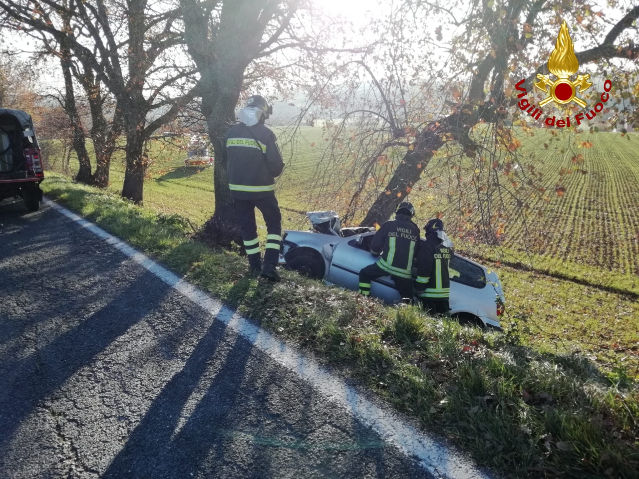 I vigili del fuoco sul posto dell'incidente nella frazione di Castel Rosino