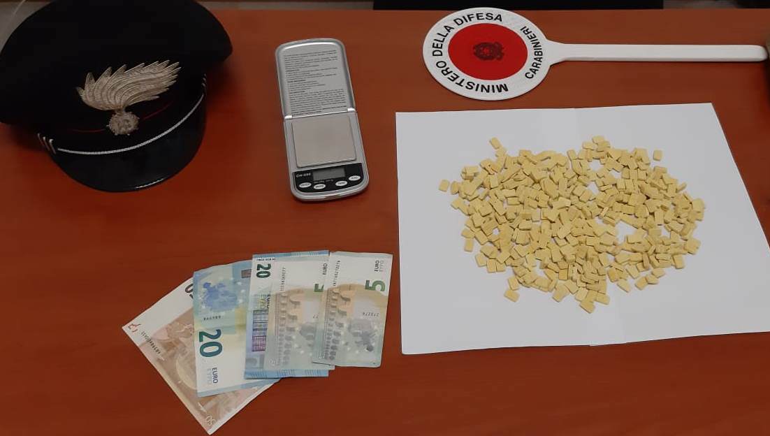 La droga e il contante sequestrati dai carabinieri