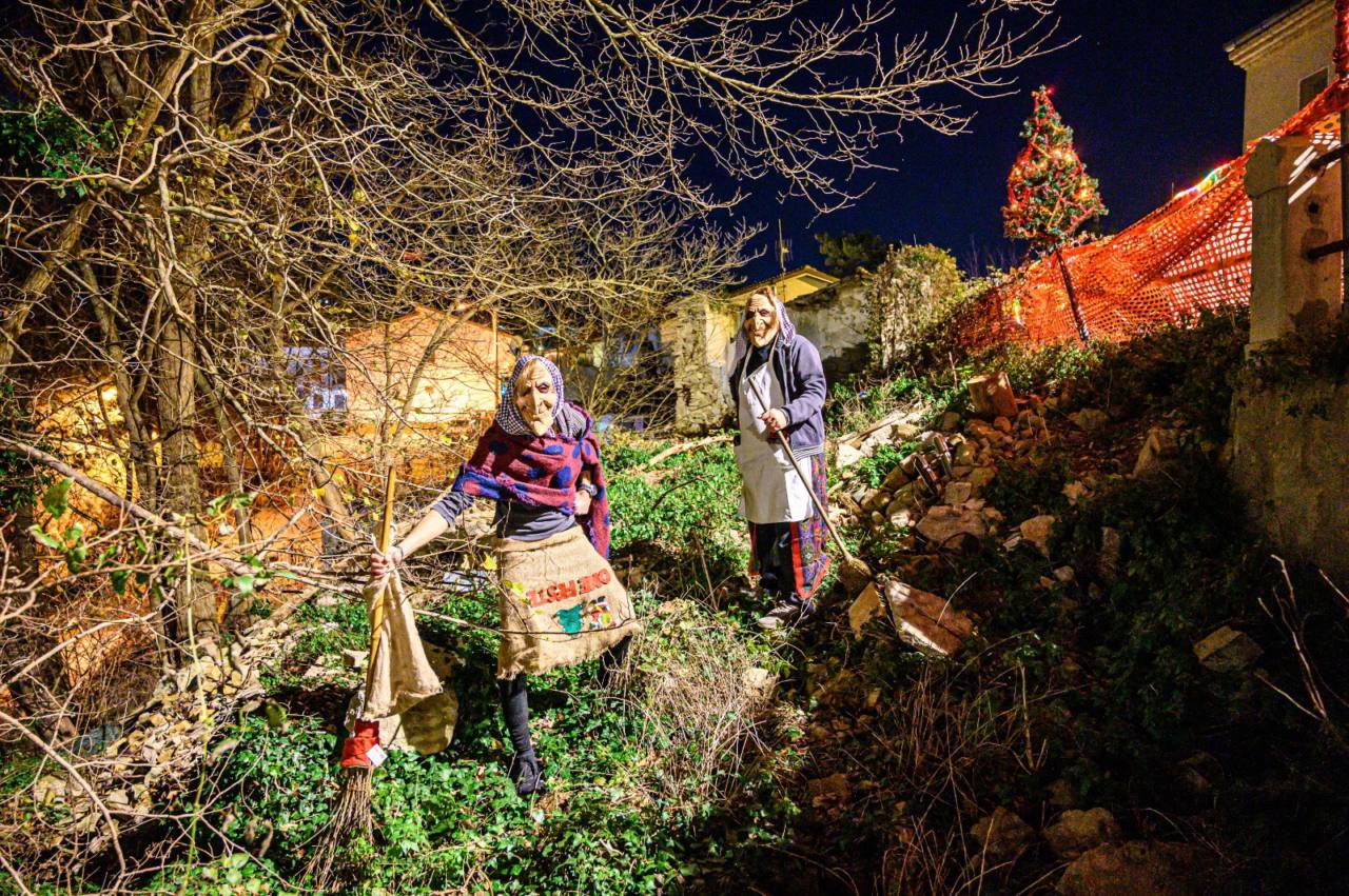 La Befana sulle macerie