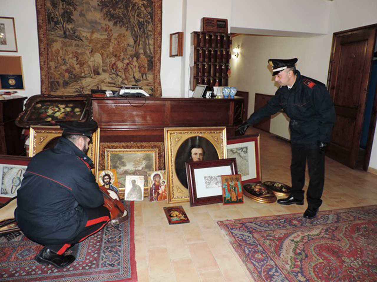 I carabinieri di fronte alle opere pronte per essere rubate