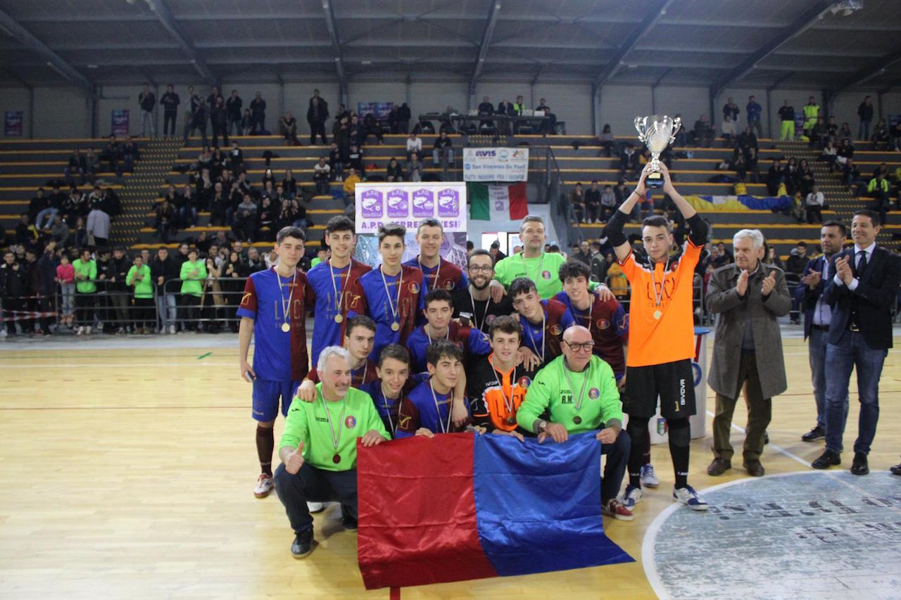 L'Under 19 del Real Fabriano calcio a 5 festeggia la vittoria della Coppa Marche di categoria