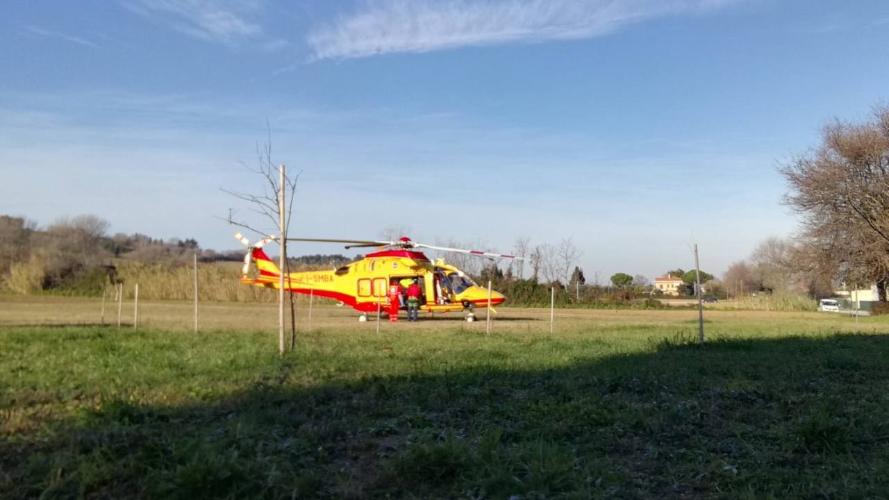 L'eliambulanza a Senigallia per soccorrere l'anziano ciclista