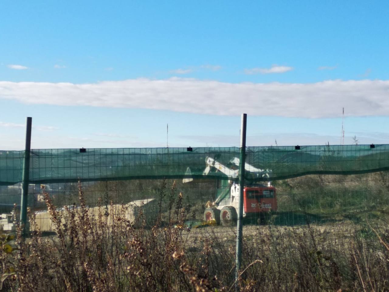 Il bobcat con il corpo a terra, nel cantiere di Camerano