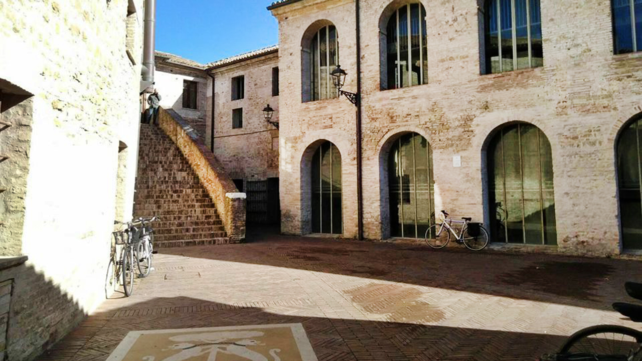L'ingresso nella biblioteca comunale Antonelliana a Senigallia
