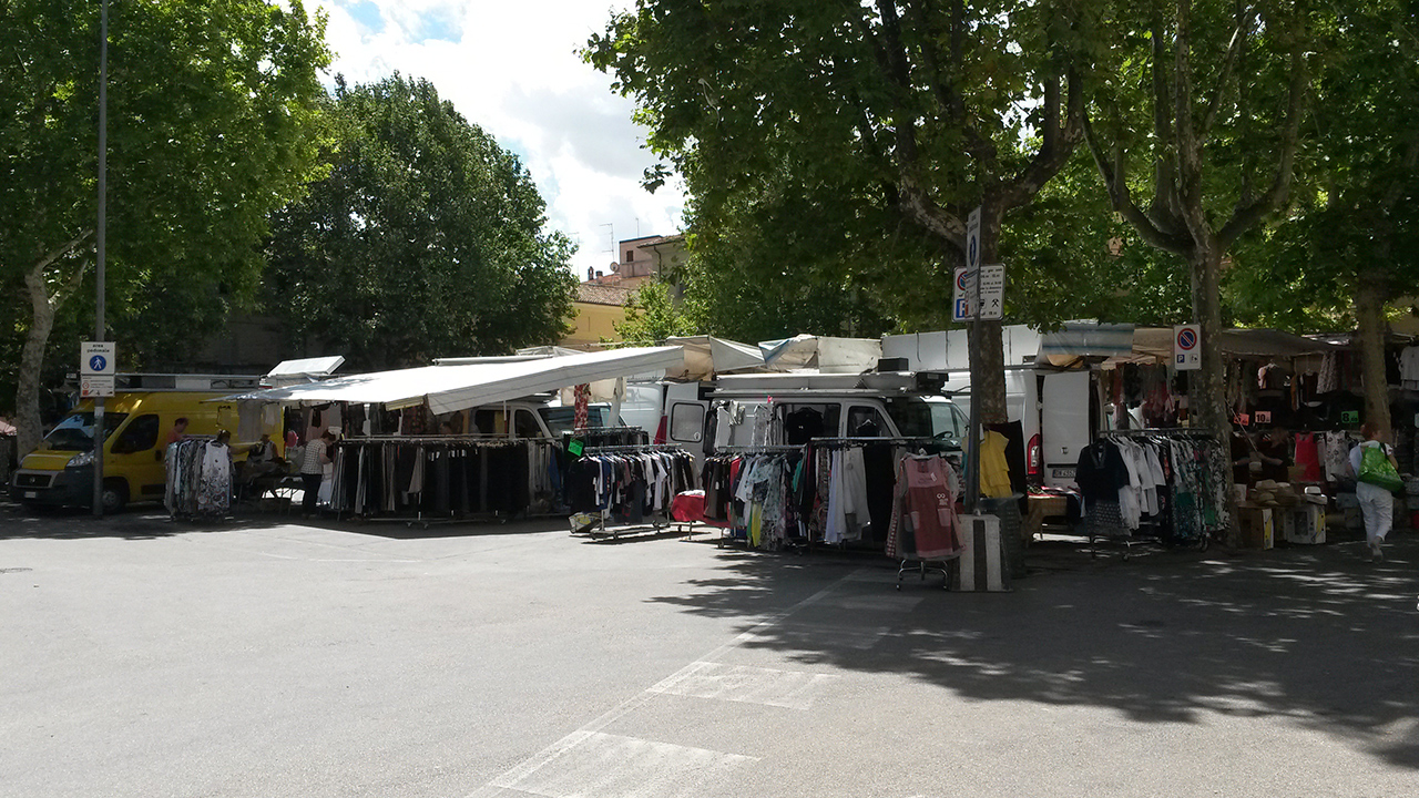Il mercato in piazza Simoncelli a Senigallia