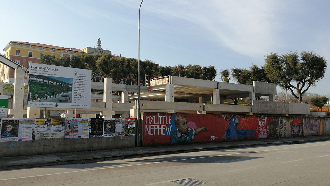 Il parcheggio di via Cellini a Senigallia