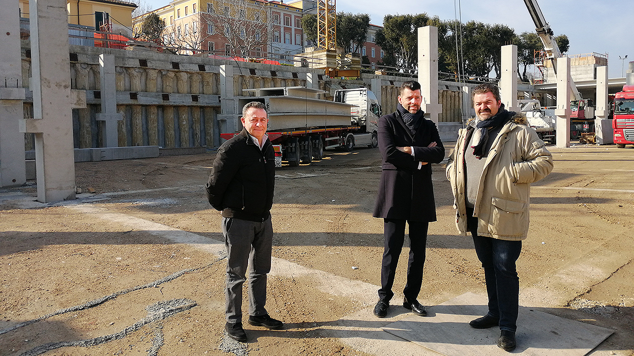 Il parcheggio di via Cellini a Senigallia: Memè, Mangialardi e Monachesi in cantiere