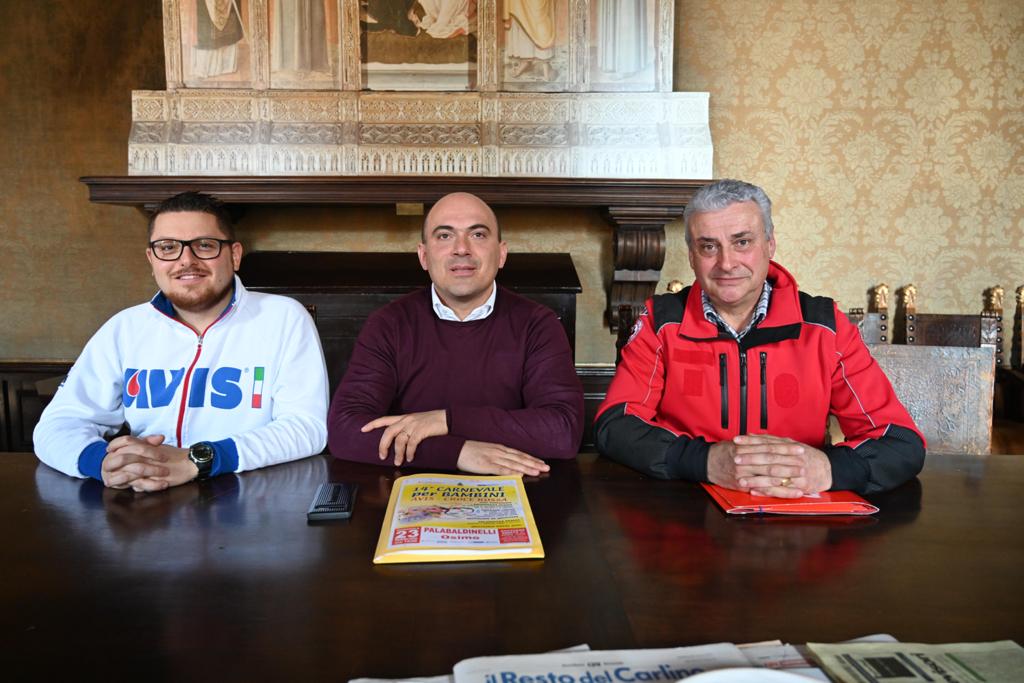 Da sinistra: il presidente dell'Avis Matteo Valeri, il sindaco Simone Pugnaloni e il presidente della Croce rossa di Osimo Adriano Antonella
