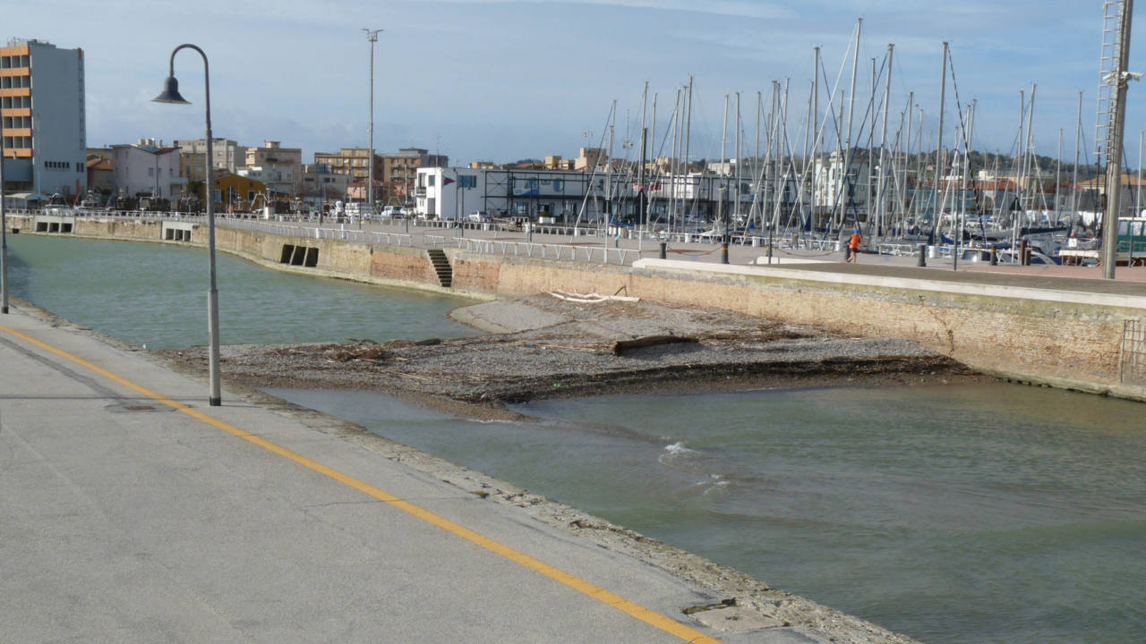 Il fiume Misa a Senigallia: anche nei primi mesi del 2020 persiste l'insabbiamento alla foce