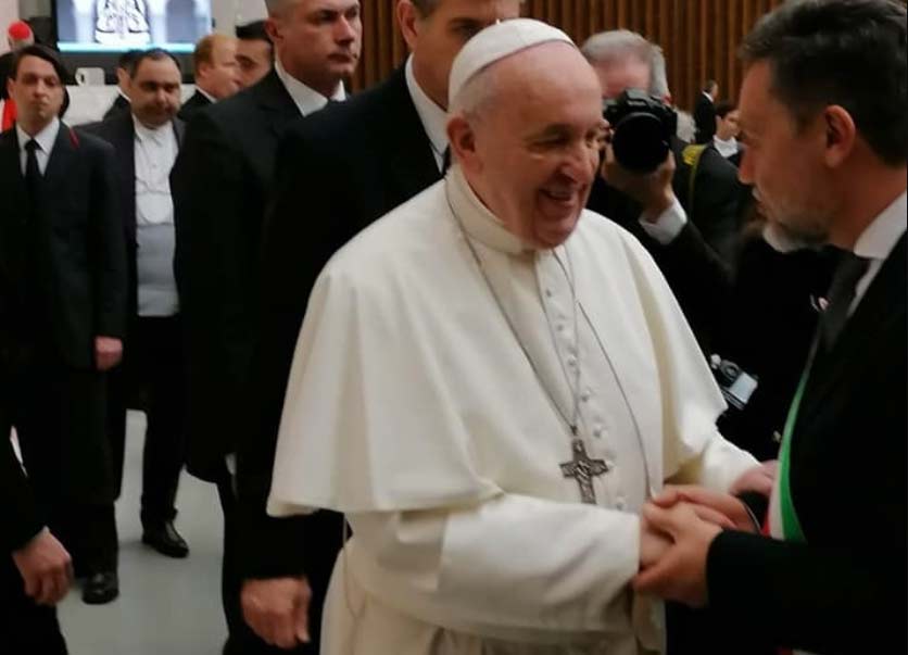 Il Papa stringe la mano al sindaco di Loreto Paolo Niccoletti