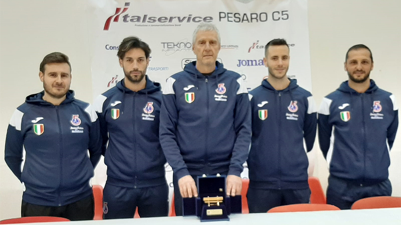 Fulvio Colini e lo staff tecnico dell'Italservice Pesaro con il premio "panchina d'oro" 2018-2019