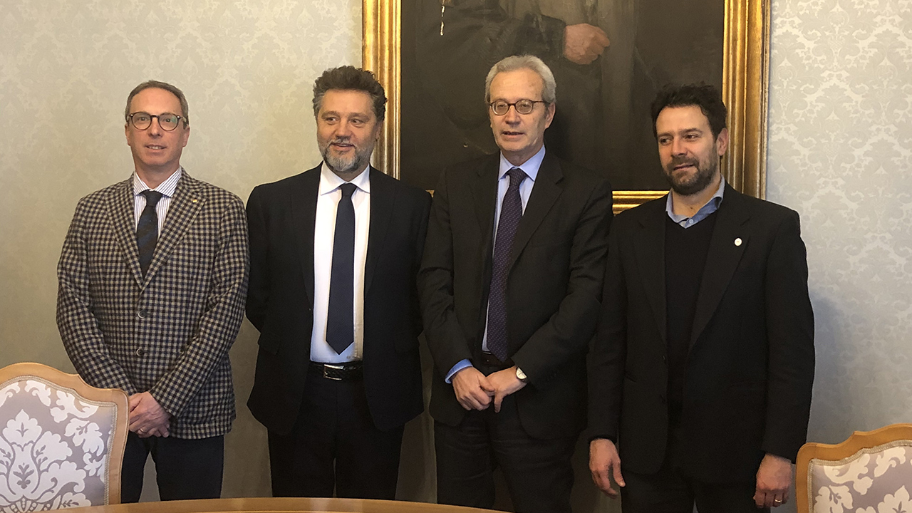 Siglato il protocollo "Controllo del vicinato". Da sinistra i sindaci di Arcevia Dario Perticaroli, Loreto Paolo Niccoletti, il prefetto di Ancona Antonio D'Acunto e il sindaco di Polverigi Daniele Carnevali