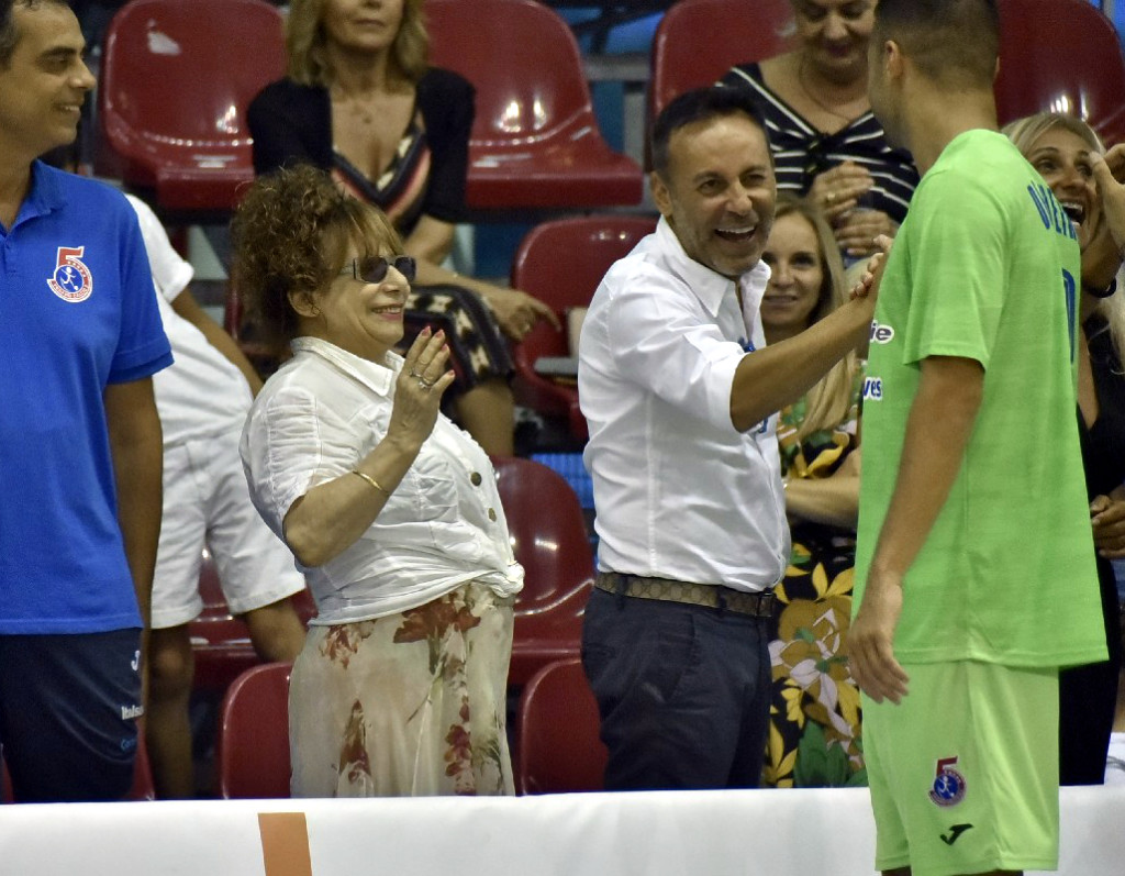 Il presidente Lorenzo Pizza si congratula con De Oliveira al termine di un match