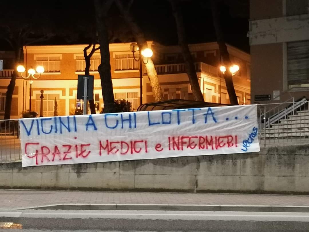 Lo striscione degli ultras della Fc Vigor di vicinanza al personale sanitario dell'ospedale di Senigallia