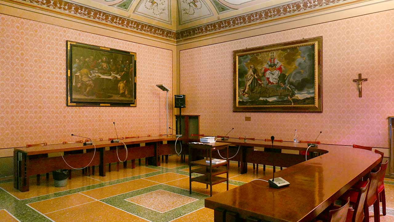 L'aula consiliare del Comune di Ostra