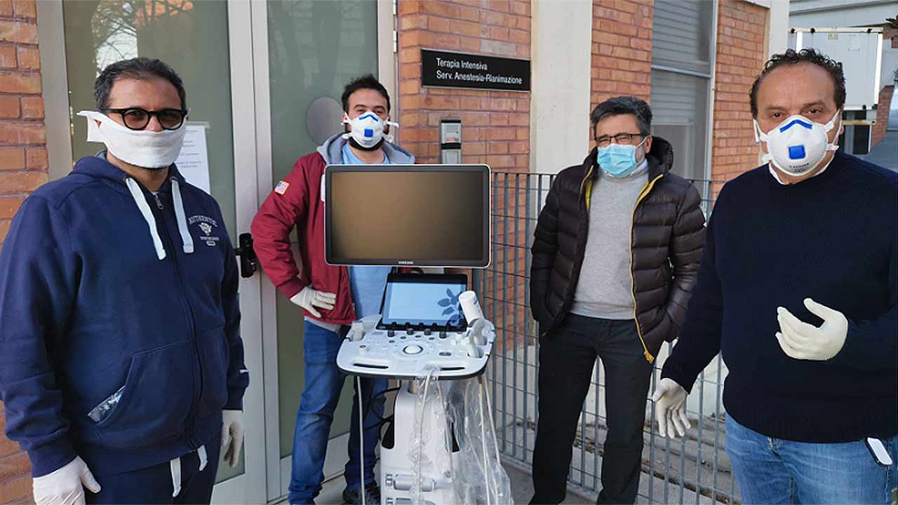 La consegna di un ecografo al reaprto di rianimazione dell'ospedale di Senigallia
