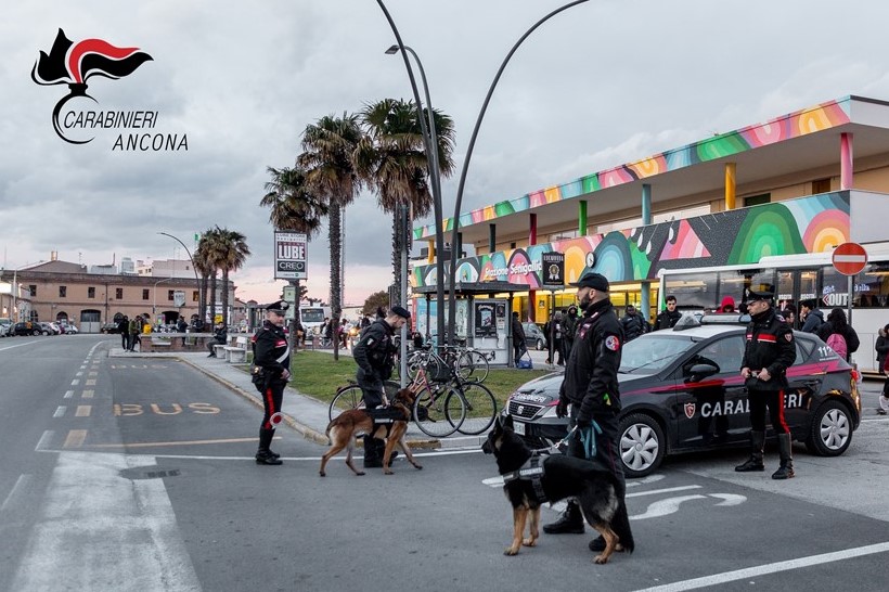 I carabinieri durante i controlli a Senigallia