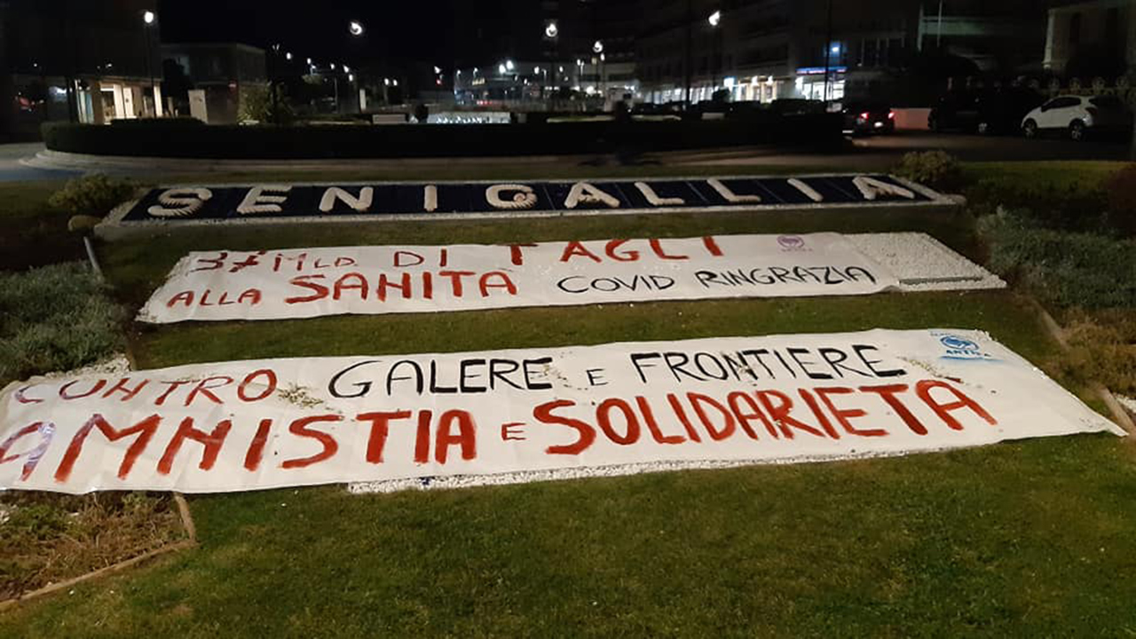 In piena emergenza coronavirus, Senigallia antifascista protesta contro i tagli alla sanità