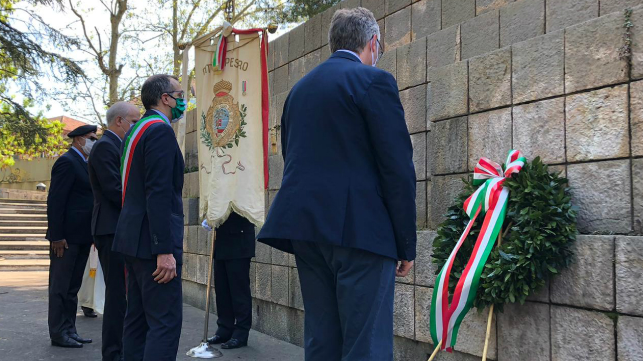 La cerimonia del 25 Aprile svoltasi al Monumento alla Resistenza di Pesaro