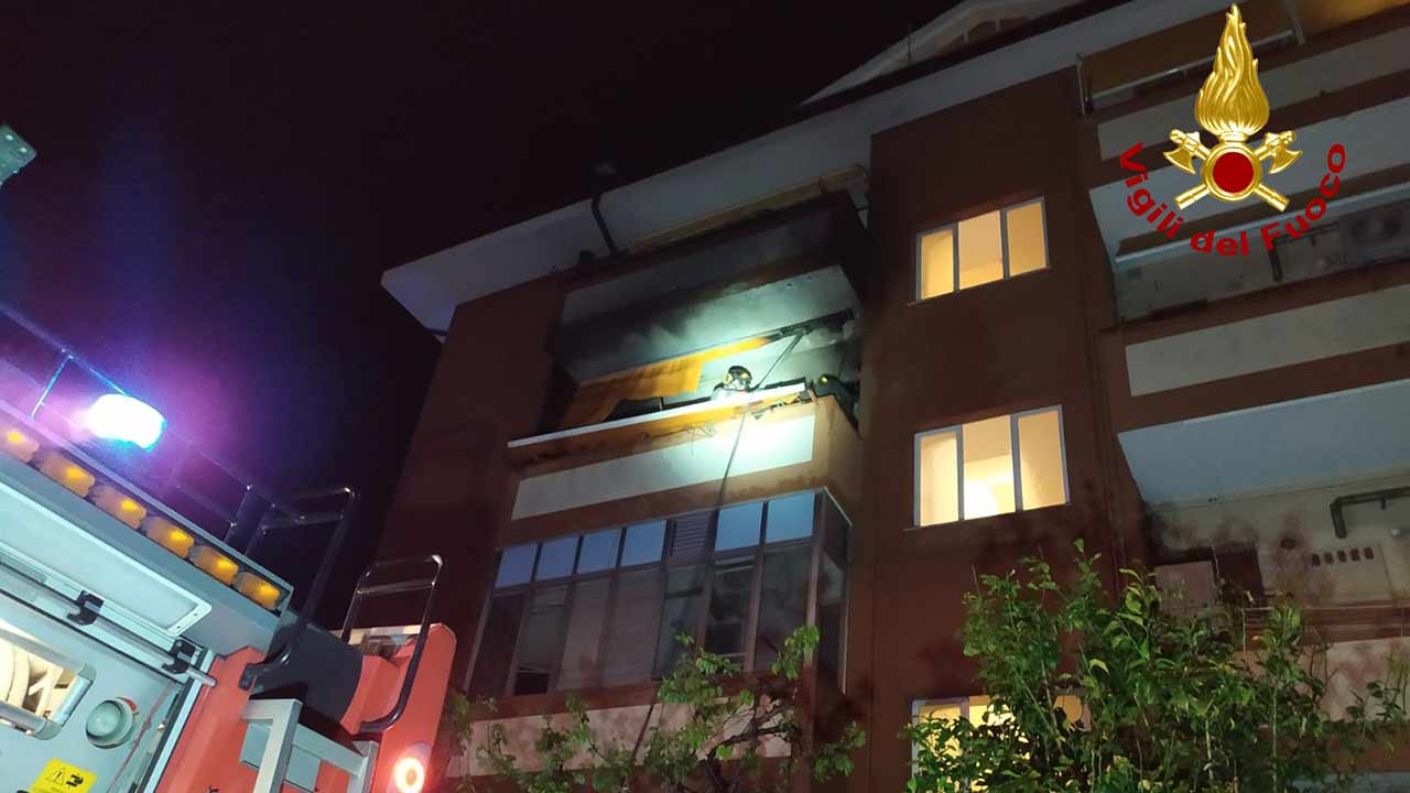 Incendio su un balcone di Senigallia, l'intervento dei Vigili del fuoco