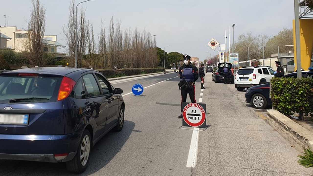 I controlli dei carabinieri di Senigallia sul rispetto delle norme anti covid-19