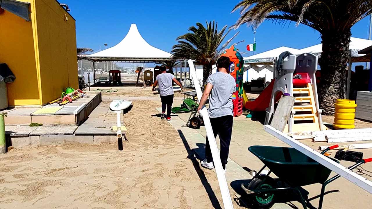 I lavori in spiaggia nei bagni 16-17 Nord Marine di Senigallia, in vista della stagione turistica 2020 post coronavirus