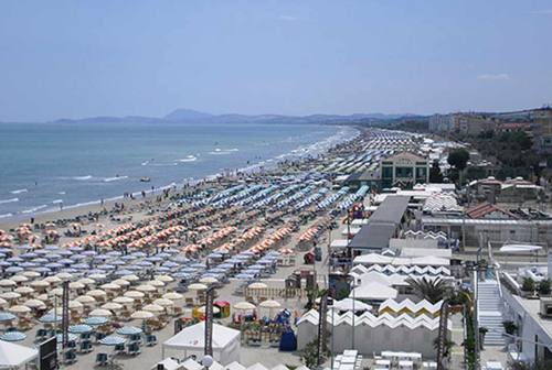 Spiaggia di velluto, Senigallia “chiude” l’arenile di notte