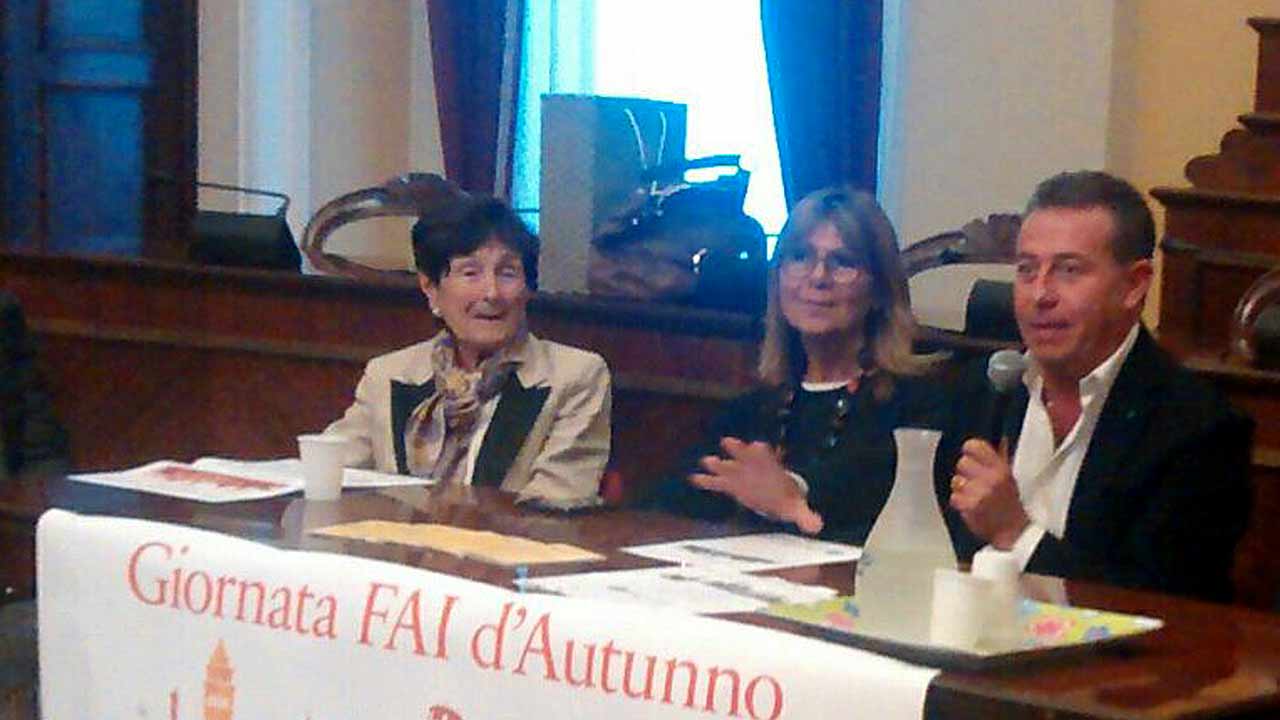 A sinistra, Eleonora Sabatini, durante la presentazione della giornata Fai d'autunno del 2017