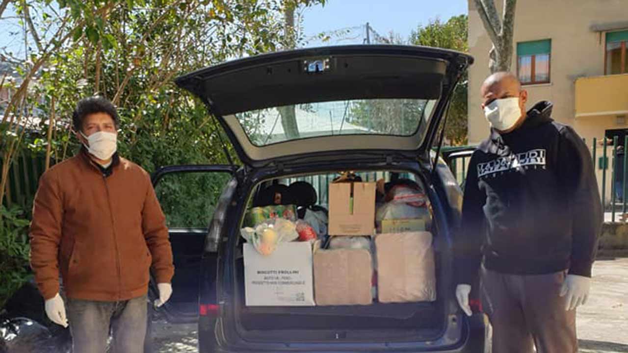 I volontari dell'associazione Stracomunitari di Senigallia impegnati nella distribuzione di pacchi di generi alimentari