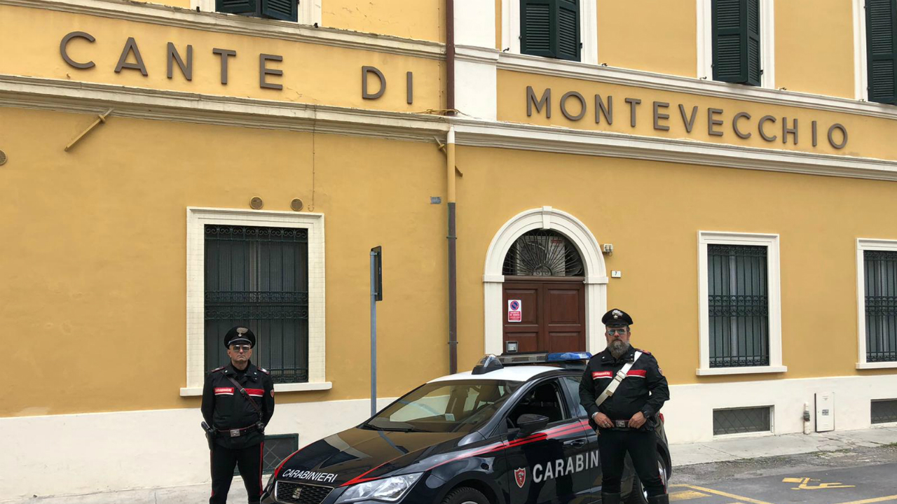 Carabinieri davanti alla struttura “Cante di Montevecchio”.