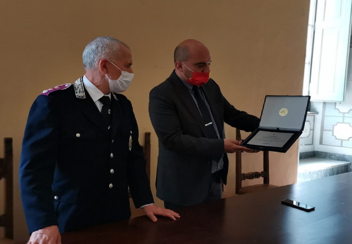 Il sindaco Simone Pugnaloni mostra la targa al comandante della Polizia locale Graziano Galassi