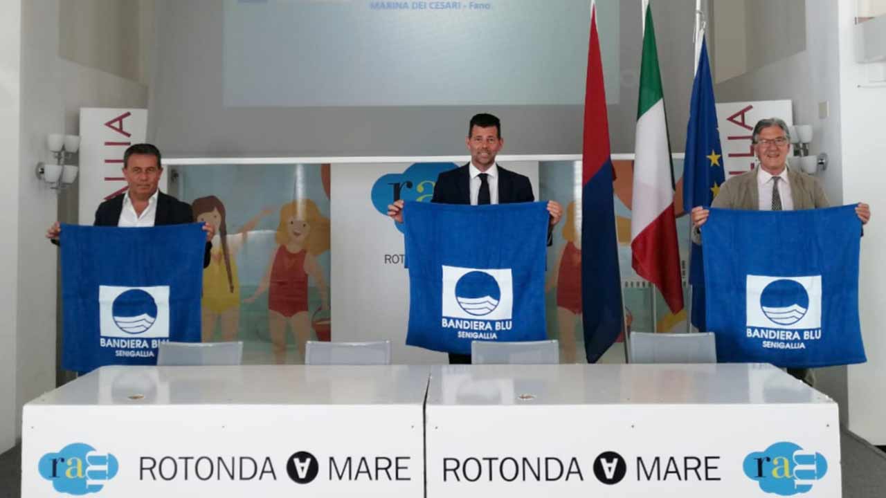 Alla rotonda di Senigallia la consegna della bandiera blu 2020. Da sinistra Maurizio Memè, Maurizio Mangialardi e Camillo Nardini