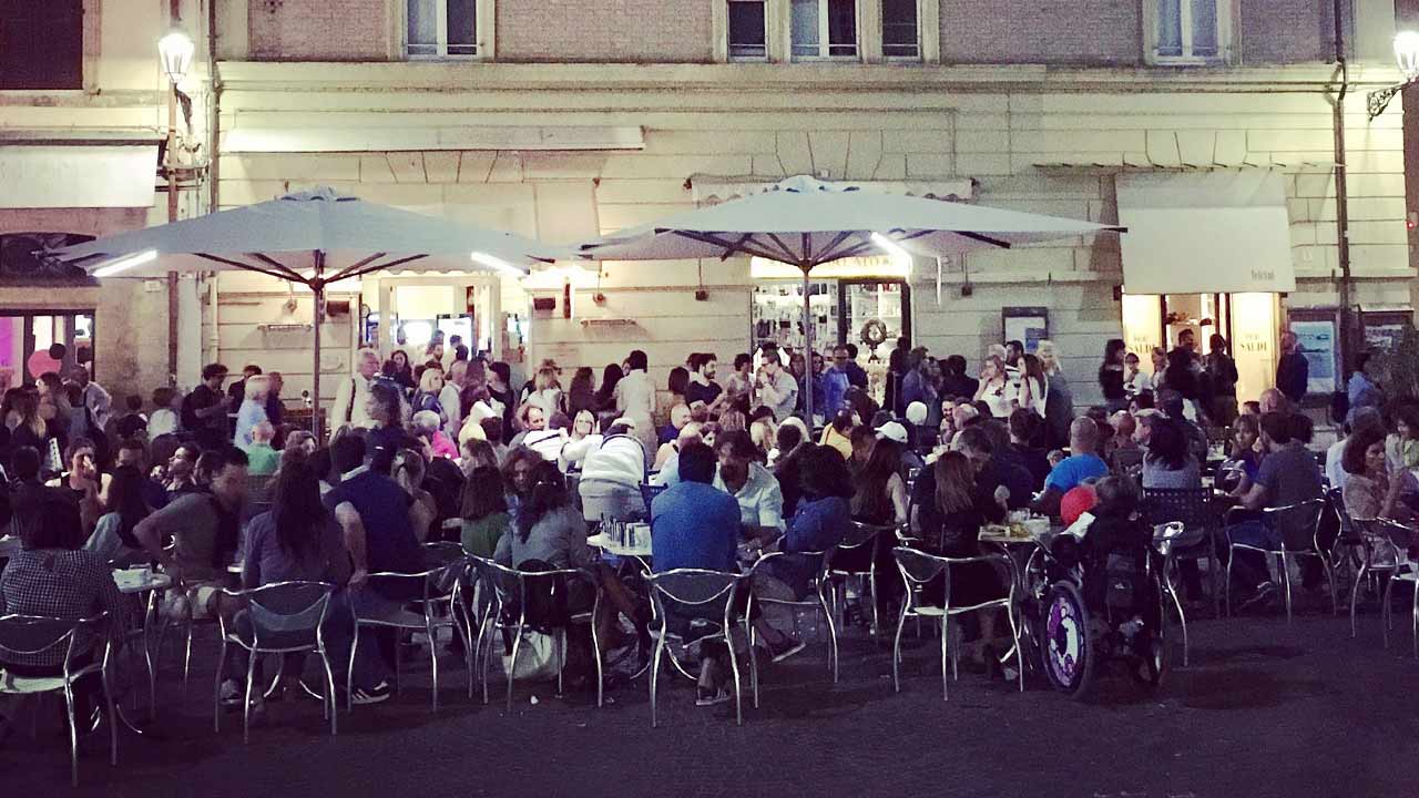 Una foto dell'attività e delle persone che affollavano il Caffè del Corso, a Senigallia, nelle serate prima dell'emergenza coronavirus