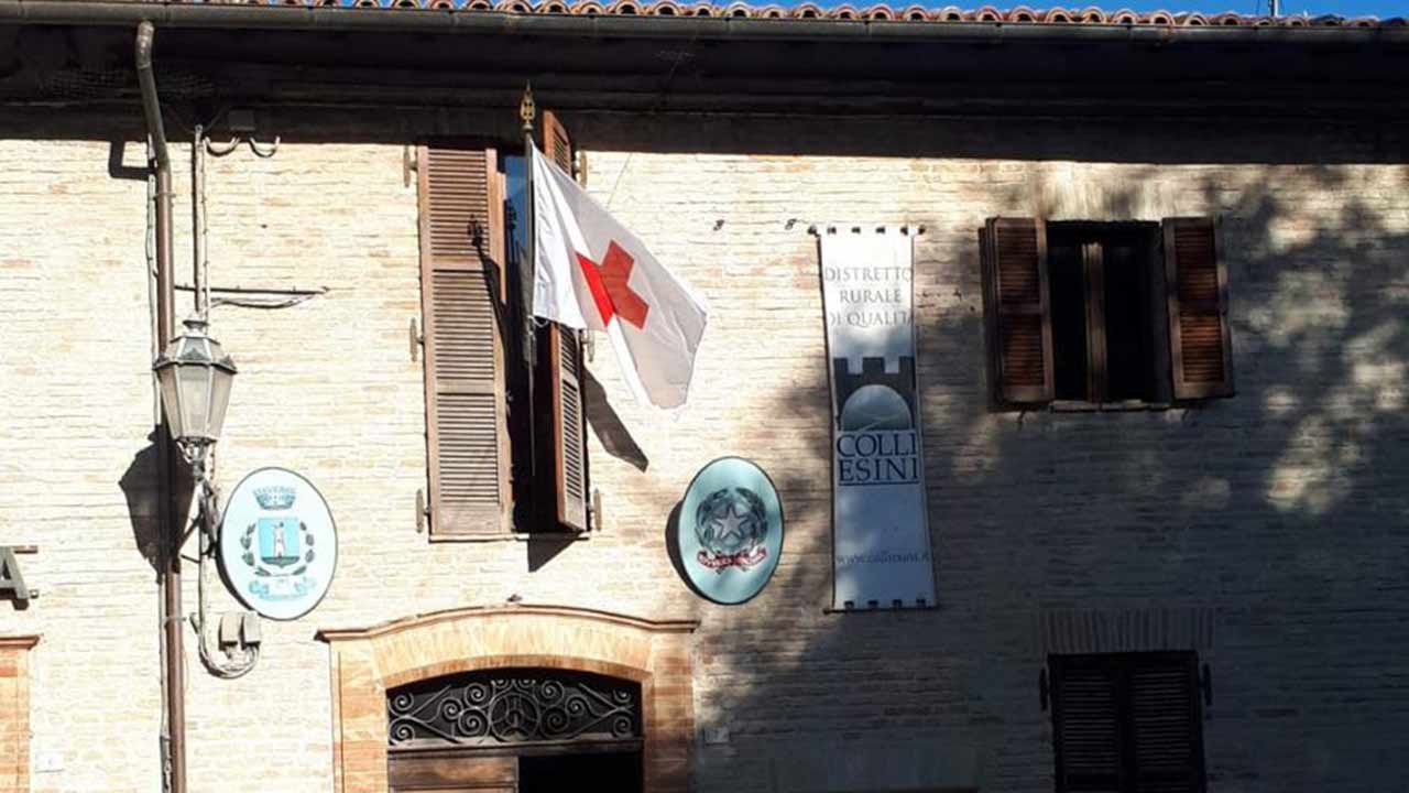 La bandiera della Croce Rossa sul municipio di Castelleone di Suasa